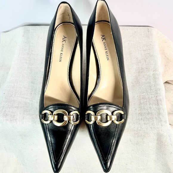 AK Anne Klein Black Pointed-Toe kitten heels with Elegant Gold Chain Size 9.5 - Picture 1 of 16